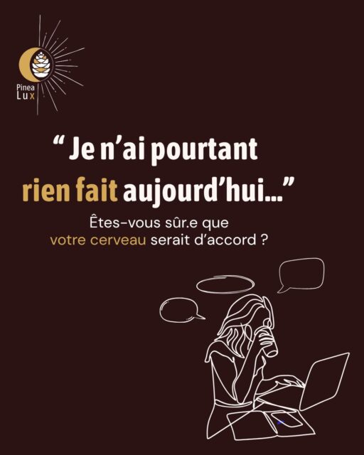 ✨« Je n’ai pourtant rien fait aujourd’hui… »✨C’est une phrase que l’on peut facilement se dire lorsque l’on se sent épuisé sans avoir l’impression d’avoir beaucoup bougé.Mais nous oublions souvent une partie du travail de la journée : celui qui ne se voit pas.Prendre des décisions. Anticiper. Organiser. Répondre aux sollicitations. Gérer les imprévus. Penser à ce qu’il ne faudra surtout pas oublier demain…Et en cette période de rentrée, les nouveaux rythmes ajoutent encore leur lot d’informations à traiter.Notre corps peut être relativement immobile pendant que notre cerveau, lui, continue à être très sollicité.J’aime bien l’image d’une voiture dont on laisserait tourner le moteur à l’arrêt : aucun kilomètre au compteur… mais du carburant tout de même consommé.Cela n’explique évidemment pas toutes les fatigues. Une fatigue persistante ou inhabituelle mérite d’être explorée avec un professionnel de santé.Mais parfois, changer la question permet déjà de changer de regard :au lieu de regarder seulement « Qu’est-ce que j’ai fait aujourd’hui ? »…regarder aussi : « Qu’est-ce que mon cerveau a dû porter ? »Et en ce moment, qu’est-ce qui vous fatigue le plus : tout ce que vous faites… ou tout ce à quoi vous devez penser ?