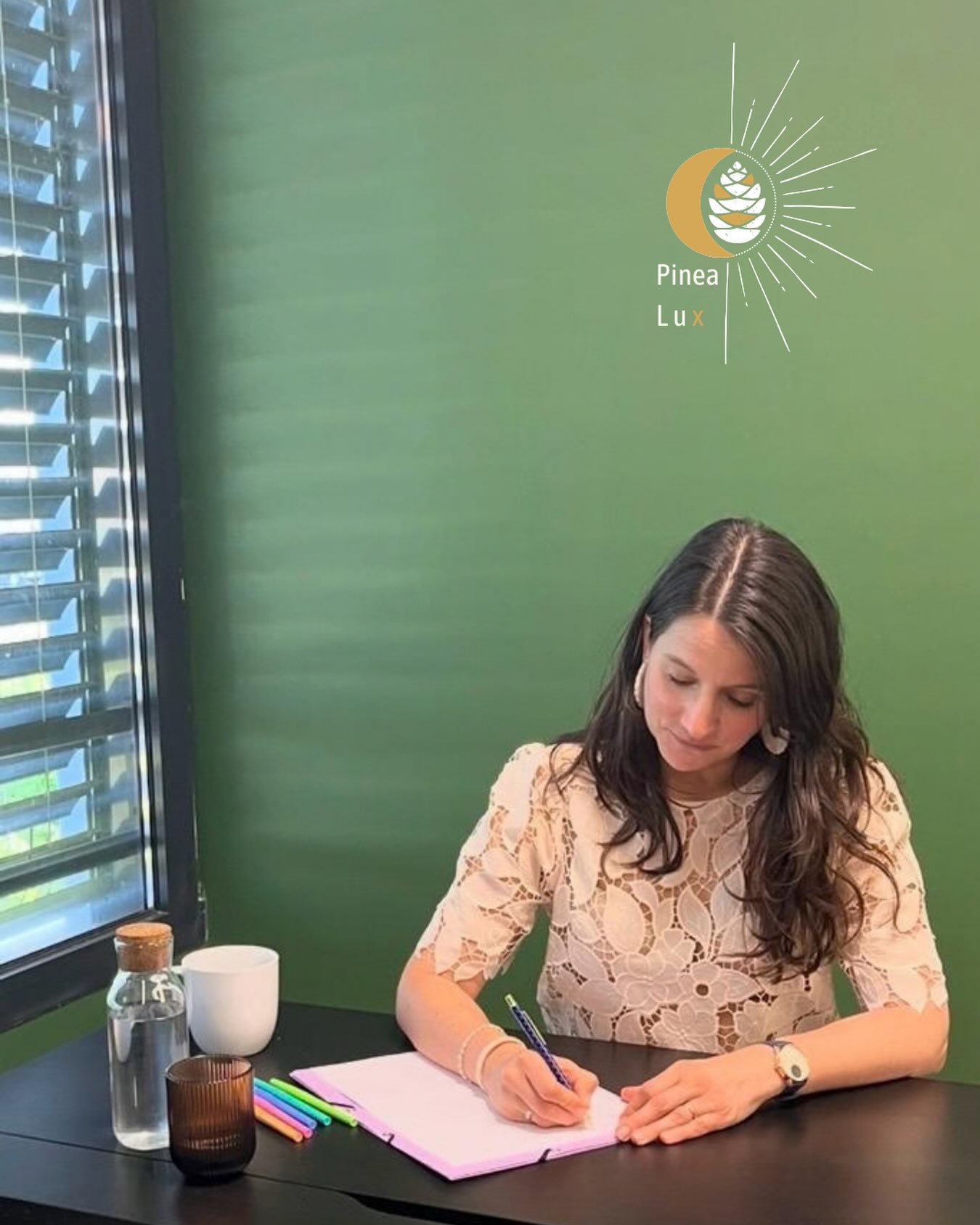 Il m’arrive de passer un temps assez disproportionné sur… trois mots.

Pas parce que je cherche la formule parfaite.
Mais parce qu’entre :
« c’est à cause de… »
« cela signifie que… »
« cela peut participer à… »
« c’est une piste que l’on peut explorer… »
il y a parfois une vraie différence.

Ces dernières semaines, en préparant mes publications, je me suis retrouvée plusieurs fois à revenir sur une phrase parce qu’elle allait un peu trop vite.
Trop affirmative.
Trop simple.
Ou simplement pas assez fidèle à la façon dont je travaille au cabinet.

En kinésiologie, certaines pistes que nous explorons sont très concrètes. D’autres sont plus relationnelles, émotionnelles ou symboliques.

Mais explorer une piste ne signifie pas qu’elle devient automatiquement « LA cause ».

C’est aussi pour cela que je tiens autant aux mots que j’emploie ici.

Je préfère parfois une phrase un peu moins spectaculaire, mais plus juste.

Et au fond, c’est assez proche de ma façon de travailler en séance :
observer, questionner, explorer… sans remplir trop vite les espaces d’incertitude.

Pinea Lux se construit aussi dans ces détails-là. ✨
