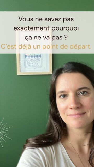 « Je ne saurais même pas quoi vous dire comme motif de rendez-vous. »
Cette phrase peut parfois suffire à repousser une prise de rendez-vous.
Parce qu’on imagine qu’avant de venir, il faudrait déjà avoir compris :
- ce qui ne va pas,
- depuis quand,
- pourquoi,
- ce qu’on voudrait changer,
- et presque ce qu’il faudrait travailler.
En réalité, ce n’est pas nécessaire.

Vous pouvez arriver en sachant simplement :
« Je ne me sens plus tout à fait comme avant. »
« Je suis saturée. »
« Je réagis d’une manière que je ne comprends pas. »
« Quelque chose me pèse. »
« J’aimerais que ça change, mais je ne sais pas par où commencer. »
C’est déjà de la matière.

En séance, nous partons de ce que vous vivez aujourd’hui et nous avançons progressivement à partir de là.
Le test neuromusculaire peut m’aider à orienter l’exploration entre différentes pistes. Mais il ne « sait » pas à votre place et ne me révèle pas une cause cachée que vous ignoreriez.
Il fait partie des outils qui me permettent de construire l’exploration avec vous.

J’aime bien l’image d’une pelote emmêlée 🧶:
on n’a pas besoin de savoir où se trouve le premier nœud pour commencer à la démêler.

Alors non, vous n’avez pas besoin d’arriver avec « le bon objectif ».
Votre ressenti, vos mots — même imprécis — et ce que vous vivez aujourd’hui constituent déjà un point de départ. ✨