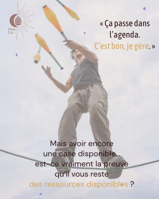 « Ça passe dans l’agenda. C’est bon, je gère. »

Il suffit parfois de réussir à caser quelque chose dans une journée pour considérer que nous avons aussi les ressources pour l’absorber.
Pourtant, ces deux choses ne racontent pas exactement la même chose.
C’est une phrase que l’on peut prononcer très longtemps.
Parce que, concrètement, tout continue.
Vous travaillez.
Vous organisez.
Vous gérez les imprévus.
Vous pensez à ce qu’il ne faut pas oublier.
Vous êtes là pour les autres.
Et puisque vous y arrivez encore, il peut sembler logique d’en conclure que tout va plutôt bien.
Pourtant, notre capacité à continuer n’est pas forcément le meilleur indicateur de nos ressources disponibles.

Le système nerveux possède une grande capacité d’adaptation. Il peut s’organiser, compenser et maintenir longtemps un niveau élevé de fonctionnement.
Mais cette adaptation demande elle aussi de l’énergie.

J’aime beaucoup l’image du funambule.
Vu de loin, il avance avec une maîtrise impressionnante.
Rien ne déborde.
Rien ne s’effondre.
Il continue.
Pourtant, chaque pas demande des ajustements permanents pour maintenir l’équilibre.

Alors peut-être qu’une autre question mérite d’être posée : au lieu de seulement vous demander :
« Est-ce que j’arrive encore à tout faire ? »
demandez-vous aussi :
« Est-ce que je récupère encore vraiment ? »
Parce qu’une surcharge ne s’installe pas nécessairement avec un signal spectaculaire.
Elle peut aussi se construire progressivement, dans l’accumulation des efforts et dans des temps de récupération qui ne suffisent plus tout à fait.

Et pendant ce temps-là…
vous pouvez continuer à gérer.

Continuer n’est pas toujours la même chose qu’aller bien.

Et reconnaître que quelque chose vous coûte davantage qu’avant n’enlève rien à tout ce que vous êtes encore capable de faire. ✨